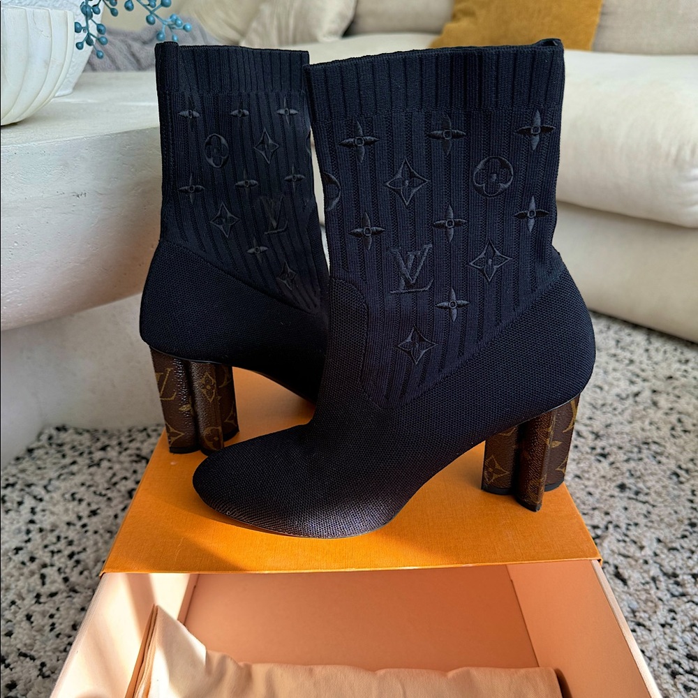 AUTHENTIC Louis Vuitton Silhouette Ankle Boot Size 39